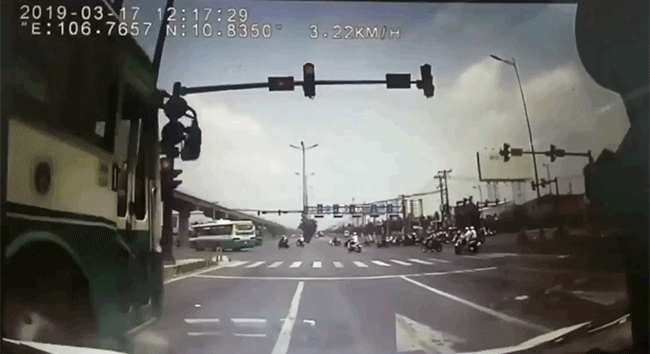 Hết hồn với cảnh xe buýt vượt đèn đỏ khiến tài xế xe ben phải đánh lái gấp, lao sang làn đường ngược chiều tại Sài Gòn Hết hồn với cảnh xe buýt vượt đèn đỏ khiến tài xế xe ben phải đánh lái gấp, lao sang làn đường ngược chiều tại Sài Gòn