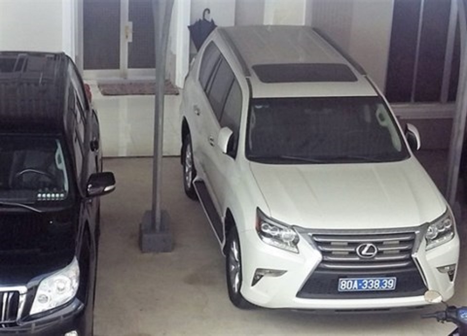 Thành lập tổ kiểm tra việc tiếp nhận xe ô tô biếu, tặng