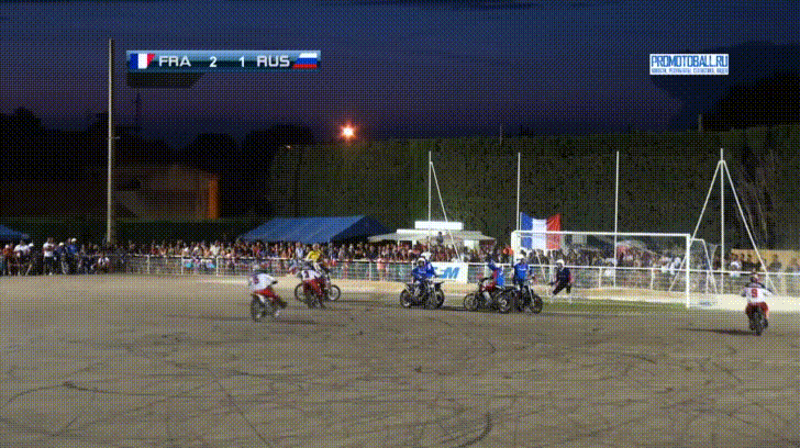 Quên World Cup đi! Đây mới là cách những người đàn ông thực thụ chơi bóng đá Quên World Cup đi! Đây mới là cách những người đàn ông thực thụ chơi bóng đá