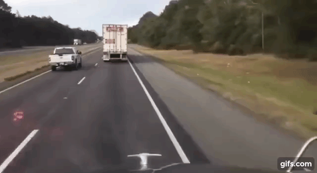 Tài xế xe tải ép ô tô và xe cứu thương ra khỏi làn đường trước khi Tài xế xe tải ép ô tô và xe cứu thương ra khỏi làn đường trước khi