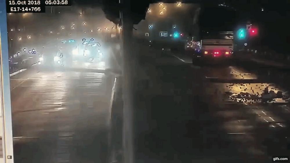 Lộ video chiếc xe tải chở cam được cho gây ra vụ sập giàn giáo tại hầm Thủ Thiêm Lộ video chiếc xe tải chở cam được cho gây ra vụ sập giàn giáo tại hầm Thủ Thiêm